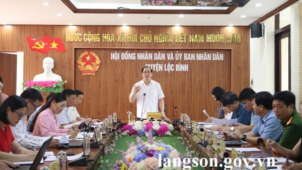 Đồng chí Dương Xuân Huyên - Ủy viên Ban Thường vụ Tỉnh ủy, Phó Chủ tịch Thường trực UBND tỉnh kiểm tra công tác chuẩn bị triển khai mô hình chính quyền địa phương 2 cấp tại huyện Lộc Bình