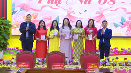 XÃ CÔNG SƠN TỔ CHỨC GẶP MẶT, TẶNG QUÀ CÁN BỘ NỮ NHÂN KỶ NIỆM NGÀY QUỐC TẾ PHỤ NỮ 8/3