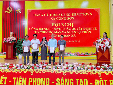 Kinh tế - Chính trị