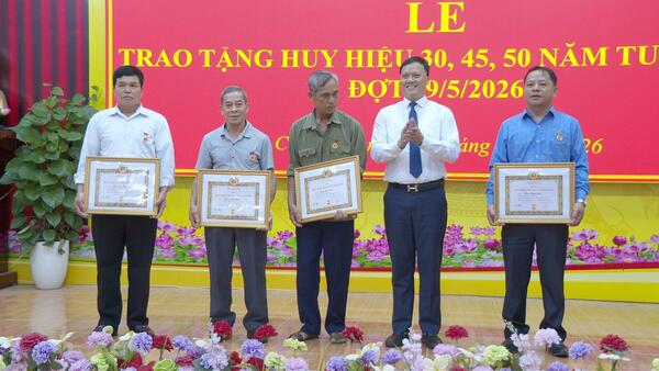 ĐẢNG ỦY XÃ CÔNG SƠN TRAO TẶNG HUY HIỆU ĐẢNG ĐỢT 19/5