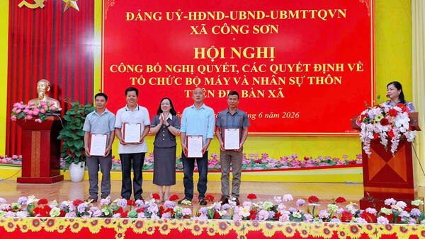 ĐẢNG ỦY XÃ CÔNG SƠN CÔNG BỐ CÁC QUYẾT ĐỊNH THÀNH LẬP CHI BỘ THÔN SAU SẮP XẾP ĐƠN VỊ HÀNH CHÍNH