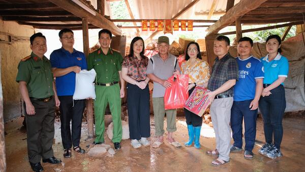 LÃNH ĐẠO XÃ CÔNG SƠN THĂM HỎI, TẶNG QUÀ CÁC GIA ĐÌNH THÔN BẢN LUẬN BỊ THIỆT HẠI DO BÃO SỐ 4
