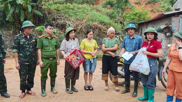 ỦY BAN MTTQ VIỆT NAM TỈNH VÀ HỘI CHỮ THẬP ĐỎ TỈNH LẠNG SƠN TRAO HỖ TRỢ 55 HỘ GIA ĐÌNH BỊ THIỆT HẠI DO BÃO