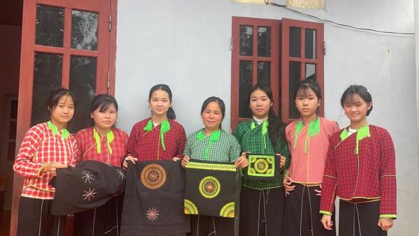 Trường TH&THCS Hải Yến đã tham gia: Dự án khởi nghiệp: “GÌN GIỮ HOẠ TIẾT THÊU TAY TRÊN TRANG PHỤC NGƯỜI NÙNG HẢI YẾN, XÃ CÔNG SƠN, TỈNH LẠNG SƠN”