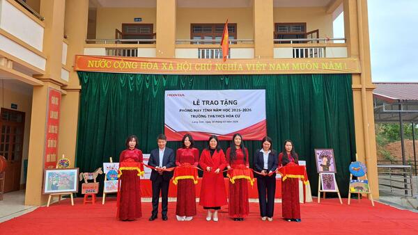 TRƯỜNG TH&THCS HÒA CƯ TIẾP NHẬN PHÒNG MÁY TÍNH DO CÔNG TY HONDA VIỆT NAM TÀI TRỢ