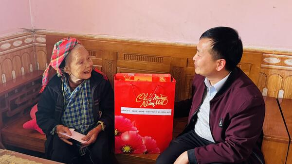 ĐỒNG CHÍ CHỦ TỊCH UBND XÃ THĂM, TẶNG QUÀ CÁC ĐỐI TƯỢNG CHÍNH SÁCH VÀ NGUYÊN LÃNH ĐẠO XÃ